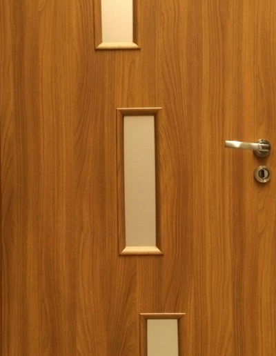 Drzwi drewnopodobne z szybami