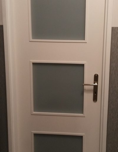 Białe drzwi oszklone