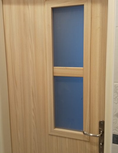 Podwójne pionowe okna w jasnych drewnianych drzwi