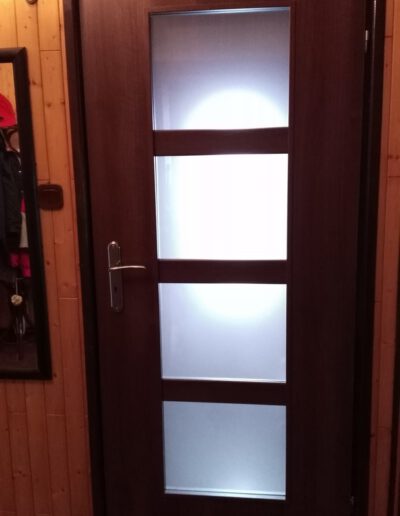 Instalacja drzwi z ciemnego drewna we wnętrzu