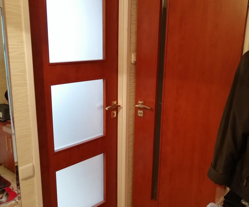 Czy warto wstawiać nowe drzwi w stare futryny?