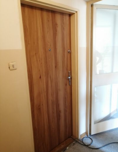 realizacja wymiany drzwi na starych futrynach