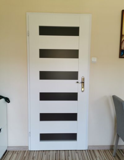 Białe drzwi zamontowane w salonie