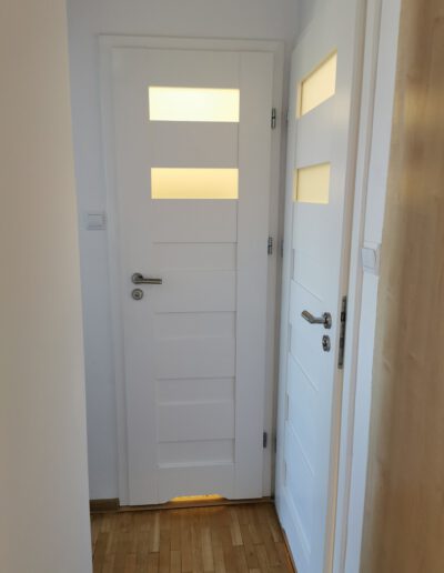 Przykładowy montaż dwóch drzwi łazienkowych z otworami wentylacyjnymi