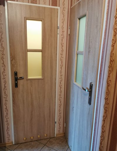 Instalacja drewnianych drzwi z otworami wentylacyjnymi do łazienki