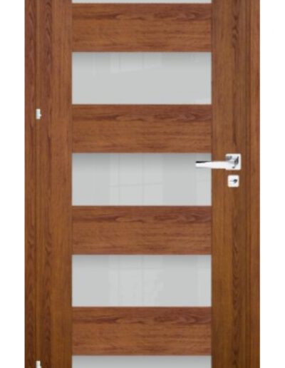 Drewniane drzwi ze szklanymi matowymi pasami