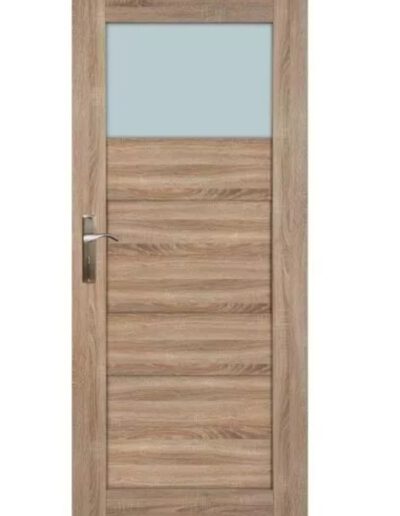 Drzwi z jasnego drewna z dużym matowym oknem na górze